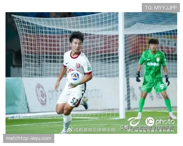 年轻足球新星闪耀赛场,惊艳表现引全球关注 年轻足球新星闪耀赛场,惊艳表现引全球关注