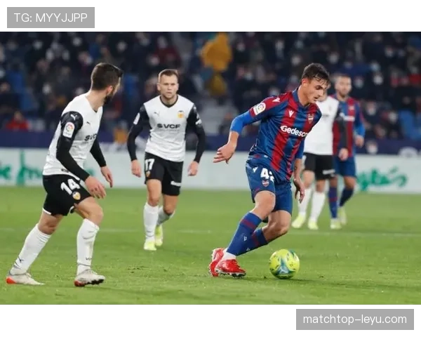 瓦伦西亚昔日强队光环渐退,球队稳定性面临考验,竞争力下滑趋势逐步显现。 瓦伦西亚昔日强队光环渐退,球队稳定性面临考验,竞争力下滑趋势逐步显现。