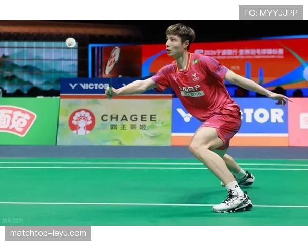 石宇奇训练完直接瘫在场边啃蛋白棒，这自律狠人连喘口气都算卡路里？