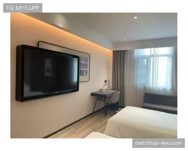 李梓嘉训练完直接瘫在场边啃冰棒，这松弛感是真不装啊